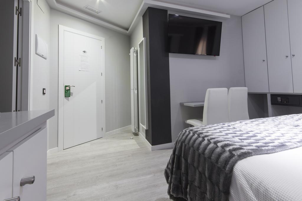 Hostal Overnight Madrid Exterior photo