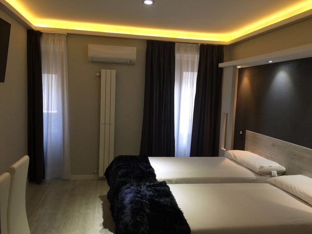 Hostal Overnight Madrid Exterior photo