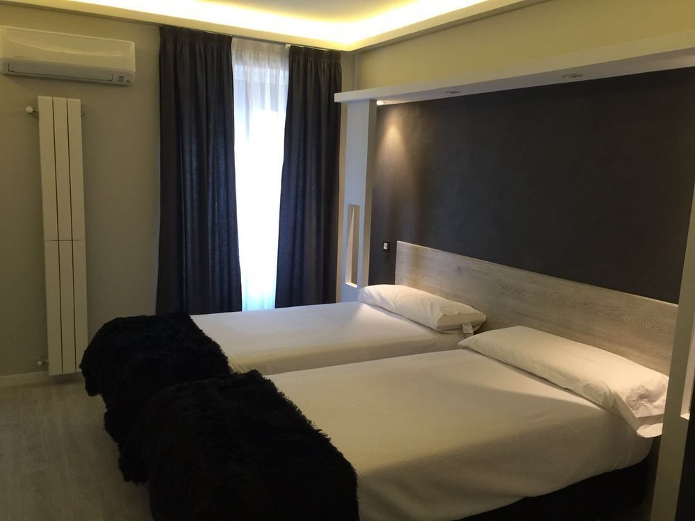 Hostal Overnight Madrid Exterior photo